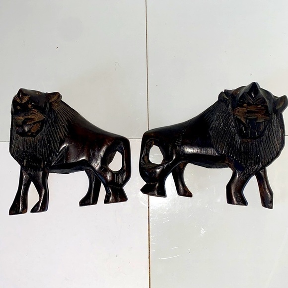 Two hand carved black wooden lions . Made in Africa. - Picture 6 of 9